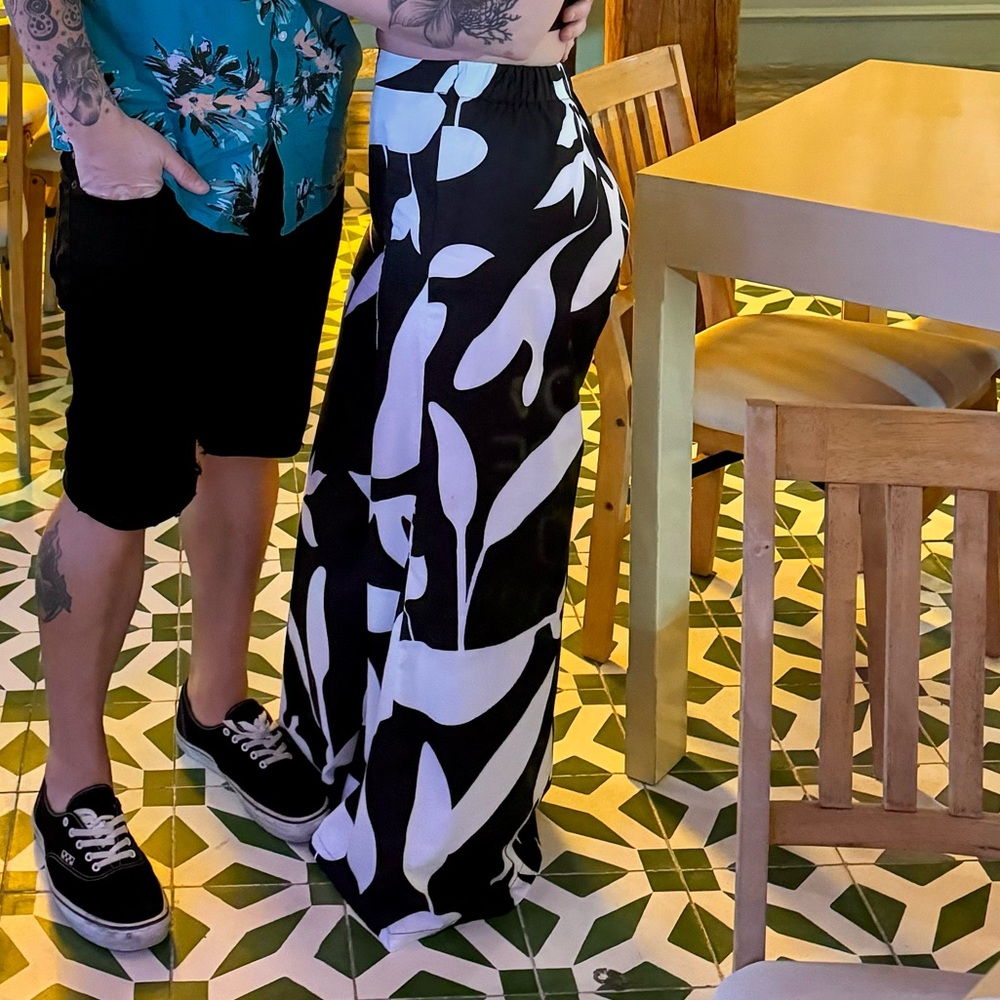 Wide leg, patterned pants with stretch waist band